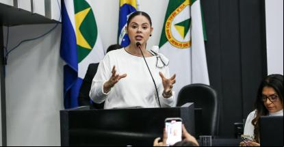 Michelly quer palestras e camisinhas para conter gravidez da adolesc