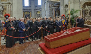 Lula presta homenagem ao papa Francisco em velório no Vaticano