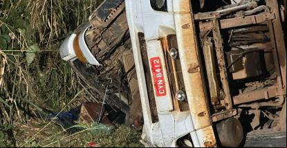 Carreta carregada com adubo tomba na BR-364; tr