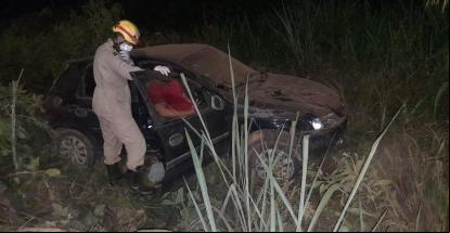 Motorista perde o controle de carro, capota na MT-449 e sobrevive