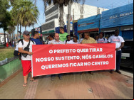 Ambulantes protestam contra retirada das bancas do Centro: "Nosso sustento"